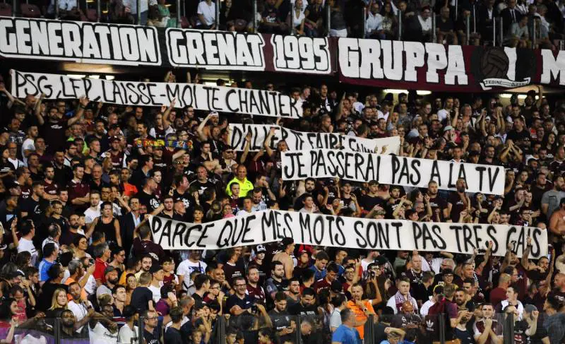 La Francia cambia idea: basta partite sospese per omofobia