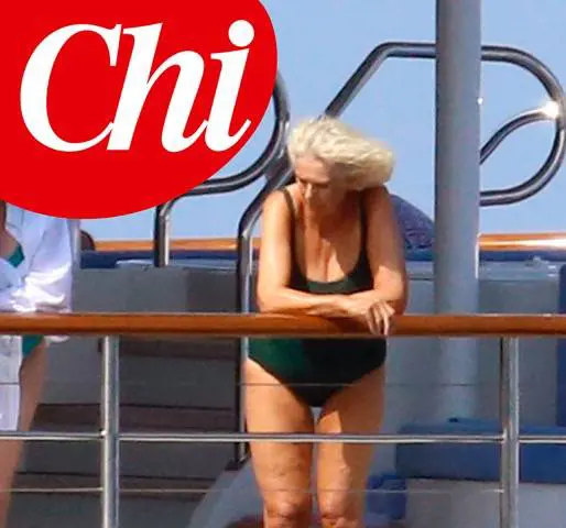 Camilla in vacanza senza Carlo si gode il mare sardo
