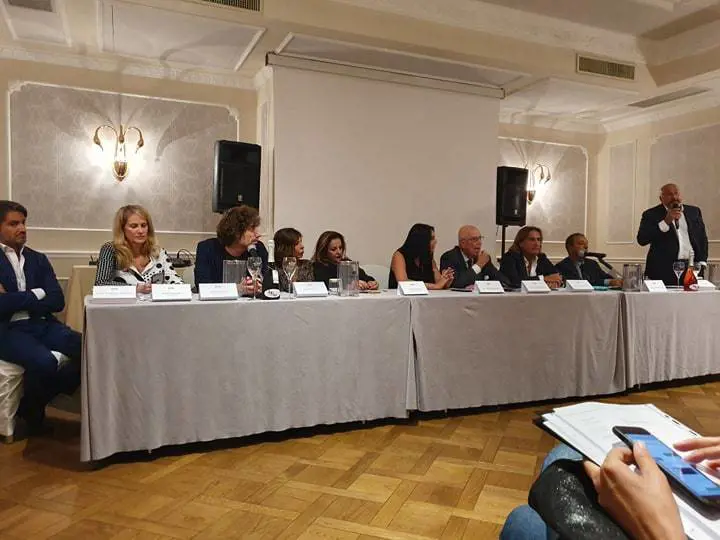 Milano Fashion Week, Luna Berlusconi celebra la donna curvy con un'opera d'arte