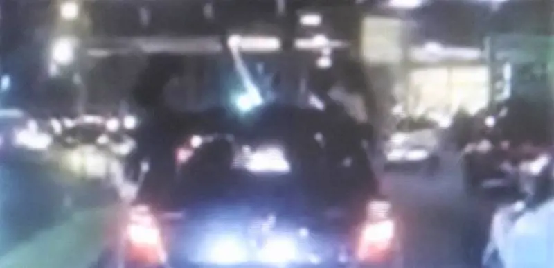 Passeggeri seduti sulle portiere delle automobili in circolazione: la denuncia