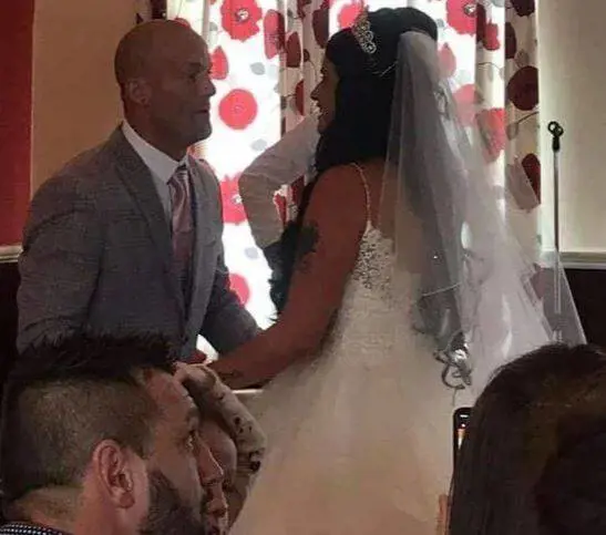 Lo invita a un matrimonio poi si presenta vestita da sposa