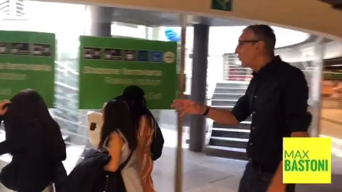 Milano, consigliere Lega insegue la ladra nomade in metropolitana