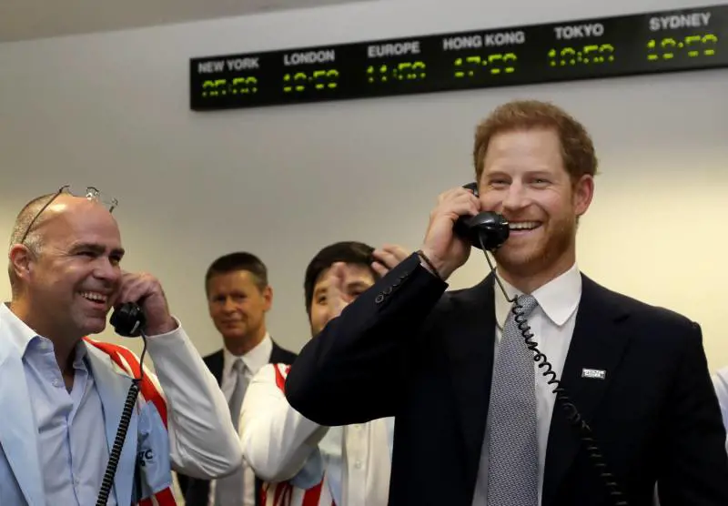 11 settembre, il principe Harry si trasforma in Gordon Gekko per beneficenza