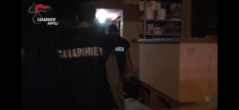 Minacce, violenze e 72mila euro per il clan: arrestati in 7 