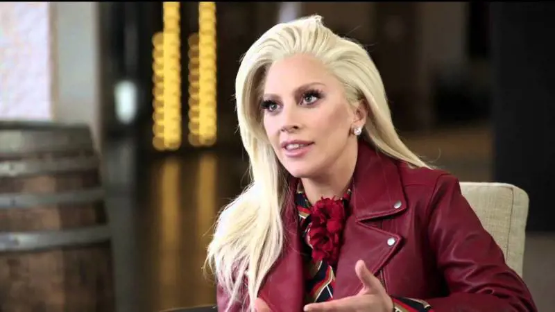 Lady Gaga cade dal palco insieme a un fan durante uno show a Las Vegas