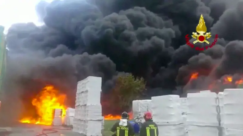 Avellino, vasto incendio dopo esplosione: stato d'emergenza