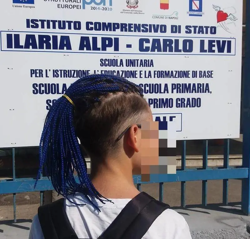 Dirigente scolastica impedisce a uno studente di entrare in classe per le treccine