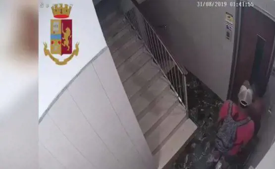 Milano, donna rapinata tra le scale del suo palazzo: fermato boliviano