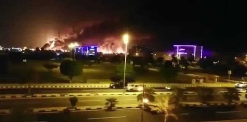 Arabia Saudita, gli Houthi attaccano due impianti Aramco