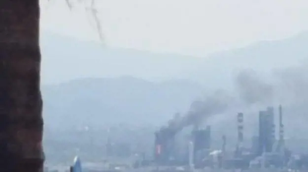 Incendio alla raffineria di Milazzo: fumo e tanta paura tra i residenti