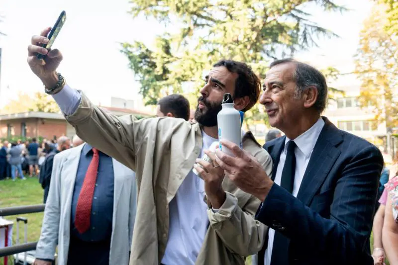 La politica in piazza sfila contro se stessa