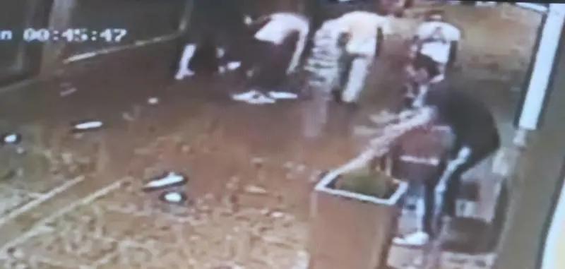 Fioriere e panchine divelte: teppisti in azione a Napoli