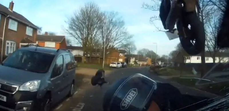 Guida moto da ubriaco: il terribile incidente ripreso in diretta