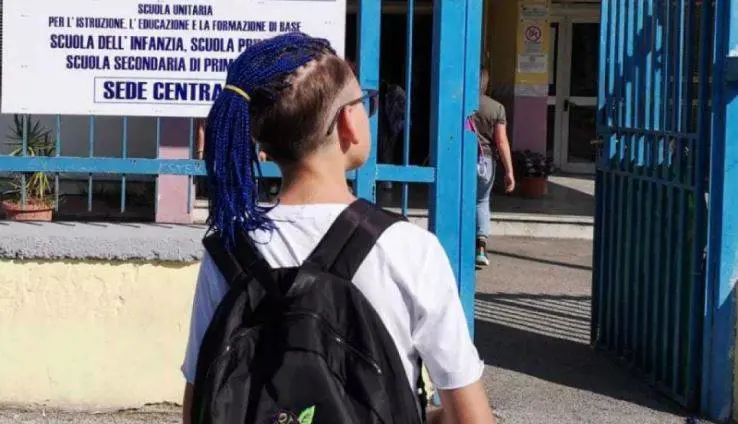 Le treccine blu e quei genitori da cartellino rosso