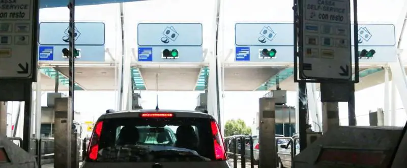 Allunga 50 euro ai poliziotti per evitare le sanzioni. Ma finisce male