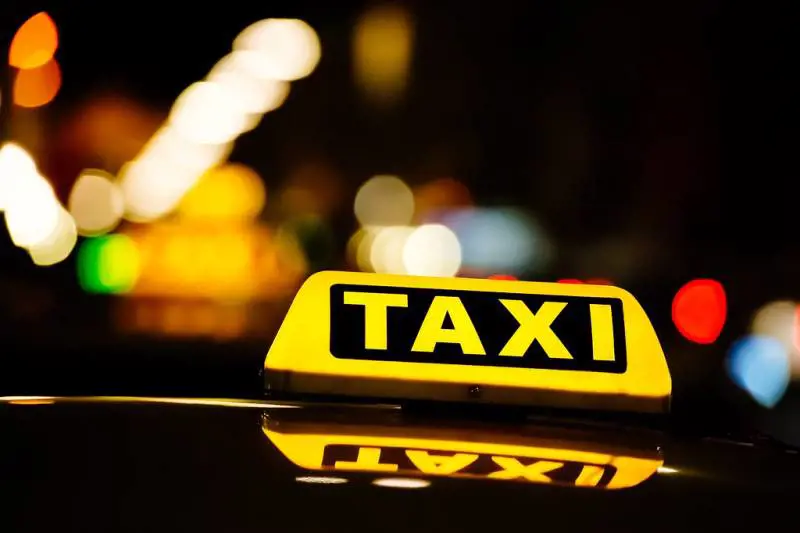 Carica quattro clienti sul taxi, a fine corsa viene rapinato