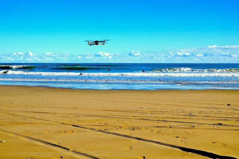 Sfugge a uno squalo affamato grazie a un drone