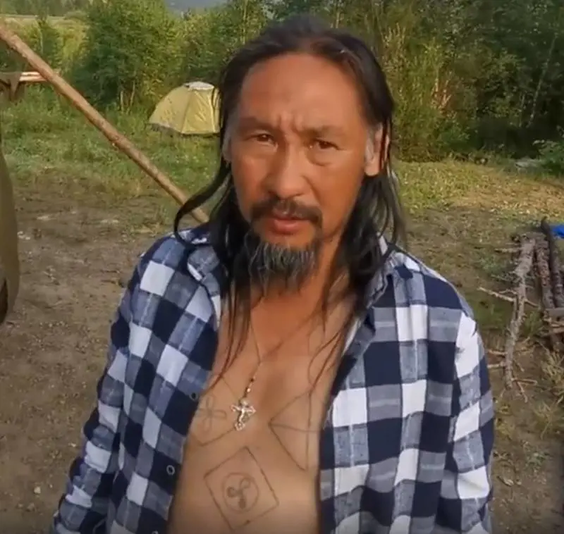 A piedi dalla Siberia verso Mosca per liberare Putin: "È un demone"