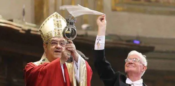 Si ripete il prodigio di San Gennaro: sciolto il sangue nelle ampolle