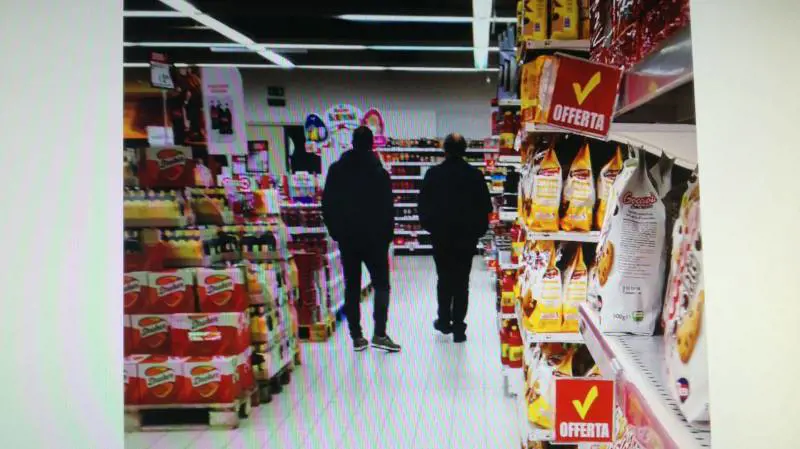 I cantonieri "beccati" a fare shopping