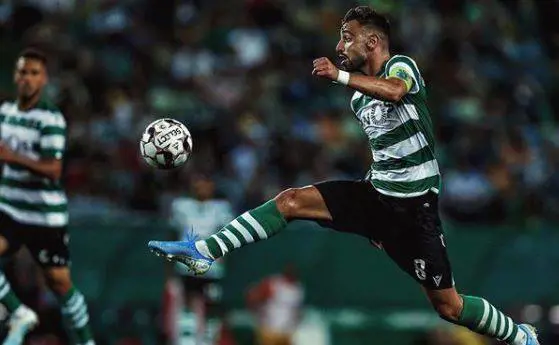 Bruno Fernandes furibondo: viene espulso e spacca due porte degli spogliatoi