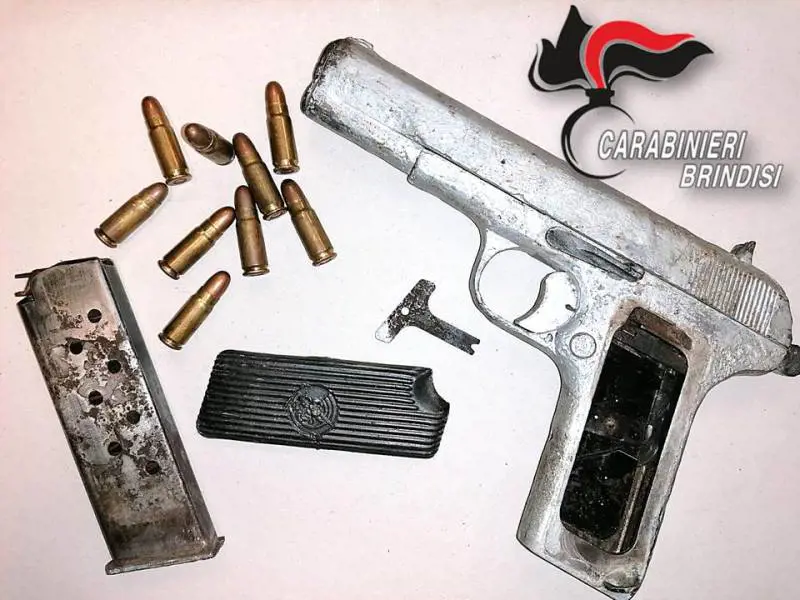 "Mio marito nasconde una pistola": arrestato dopo la lite