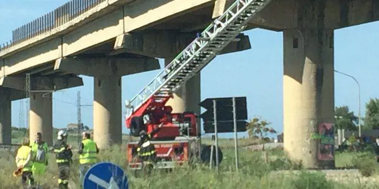 Agrigento, dal viadotto crollano calcinacci e precipitano in strada