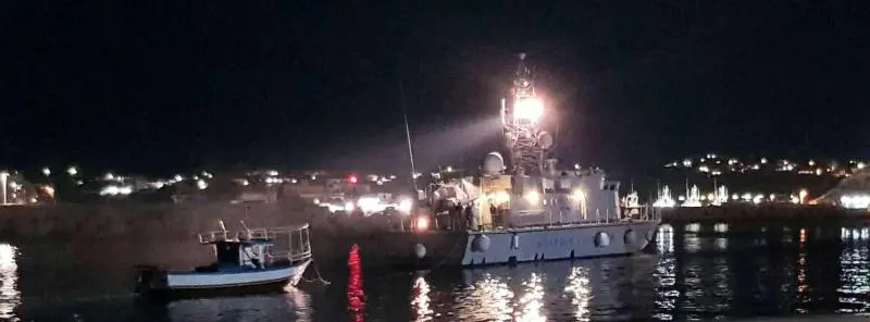 Nuovi sbarchi a Lampedusa, nella notte 108 i migranti approdati