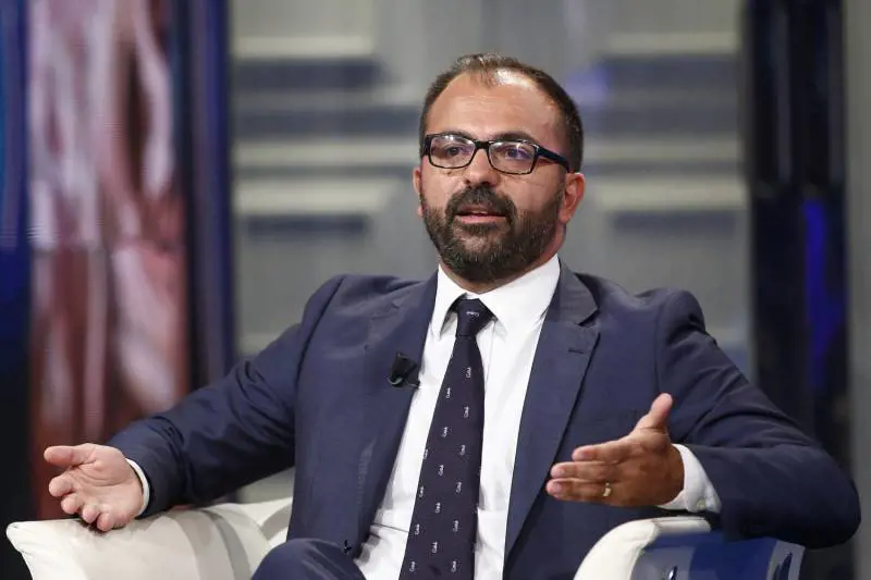 Crocefisso in classe, Fioramonti: "È meglio una cartina del mondo"
