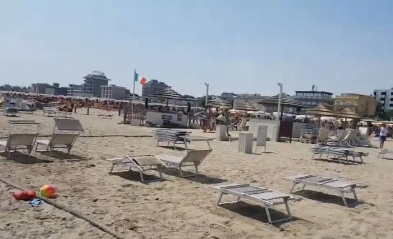 Atti osceni in spiaggia davanti alle donne. E il romeno filma tutto