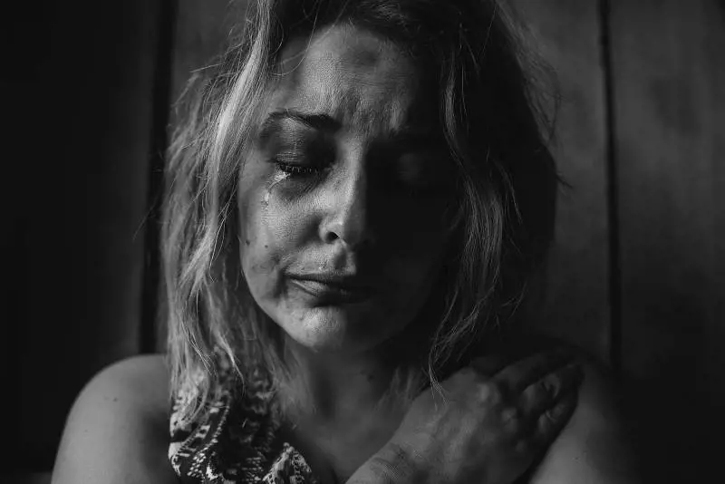 Kosovaro pesta a sangue la moglie: denunciato