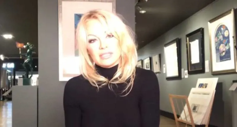 Pamela Anderson: “Julian Assange è stato torturato psicologicamente”