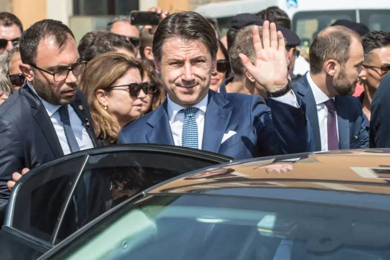 "Le Ong rispettino le leggi". Ma Conte apre tutti i porti
