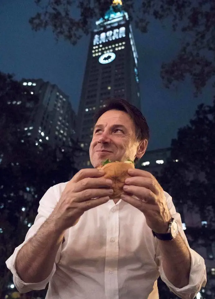 Conte imita Salvini: ecco la foto con l'hamburger sui social