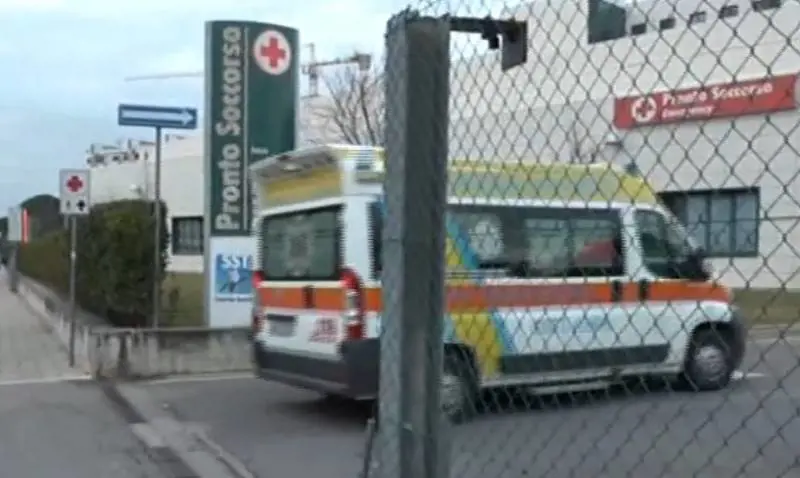 Empoli, picchia ragazza sul treno e attacca agenti: preso nigeriano