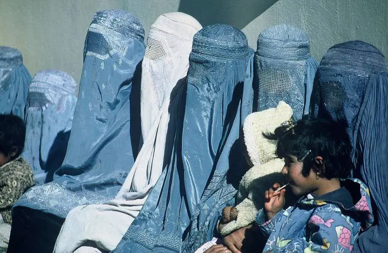 Pakistan, polemiche per l'obbligo del burqa per le studentesse