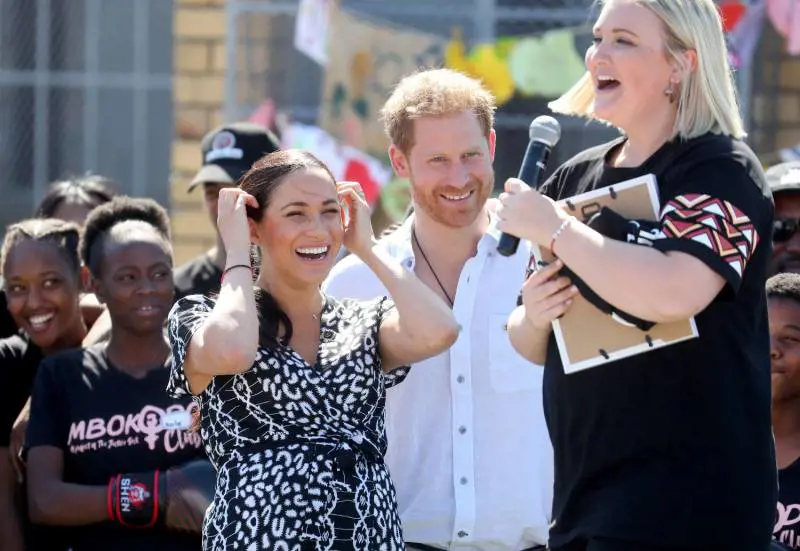 Harry e Meghan, il primo bacio pubblico in Africa