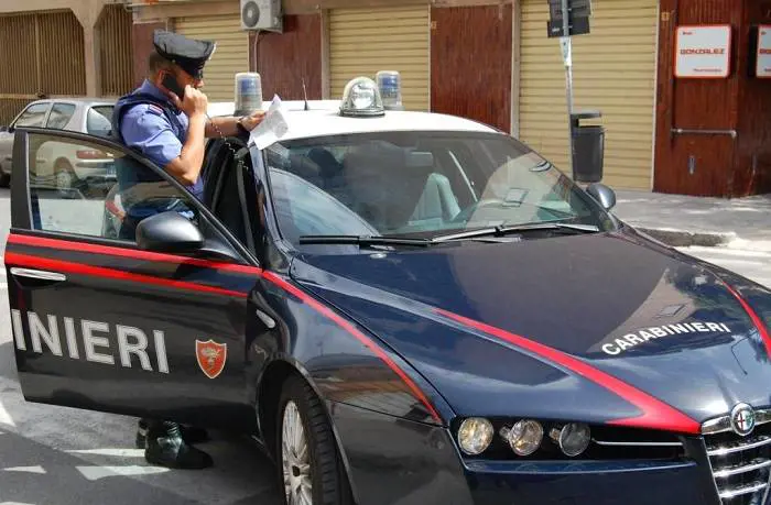Giovane scappa dai carabinieri e gli cade il plico di cocaina