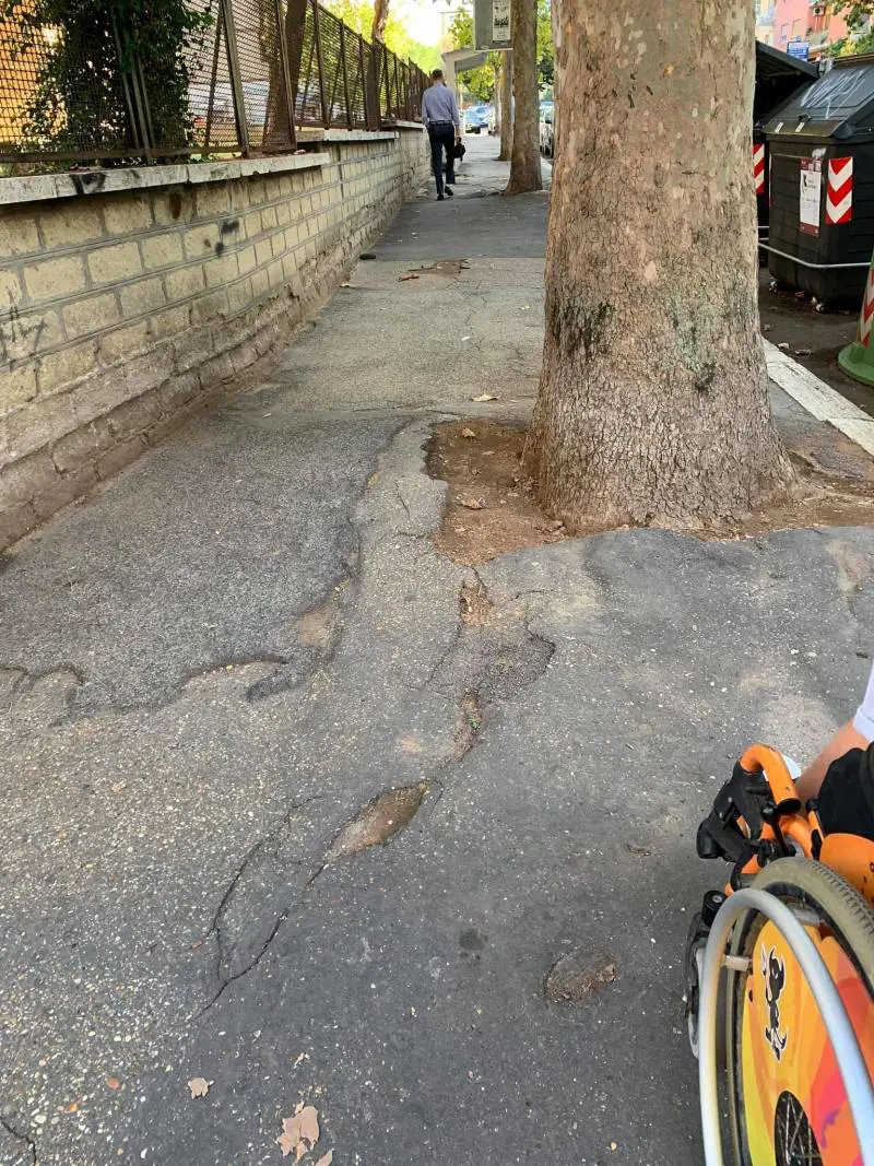 Il papà di un bimbo disabile scrive alla Raggi: "Il tragitto per la scuola è pieno di buche"