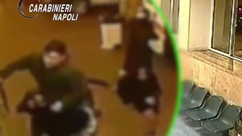 Napoli, sparatoria all'ospedale Pellegrini: la gente fugge terrorizzata