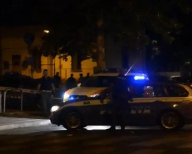Rimini, immigrato rapina una donna col coltello. Poi aggredisce gli agenti