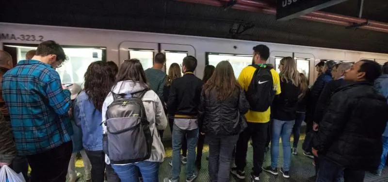 Degrado choc a Roma. Pure la metro al collasso: "La Raggi è di troppo"