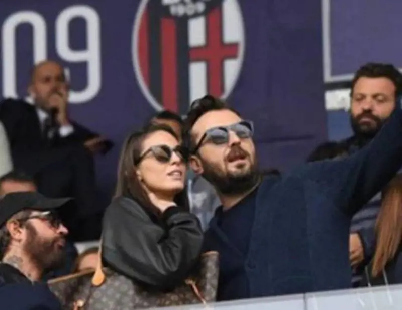 Cesare Cremonini ad alta quota con la nuova fiamma Martina