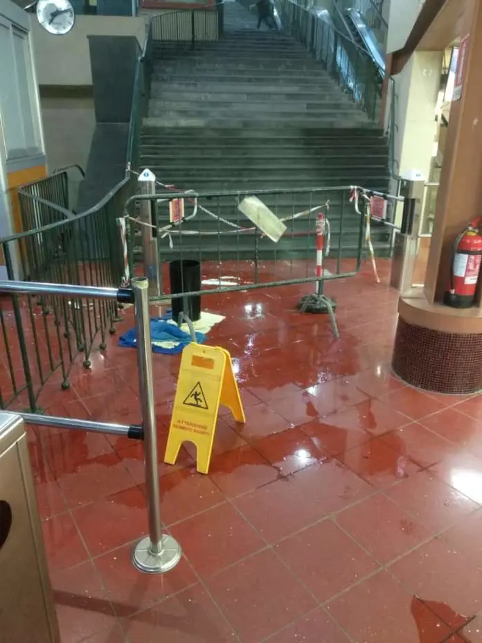 Crollano pezzi di soffitto nella funicolare di Chiaia: i danni del maltempo