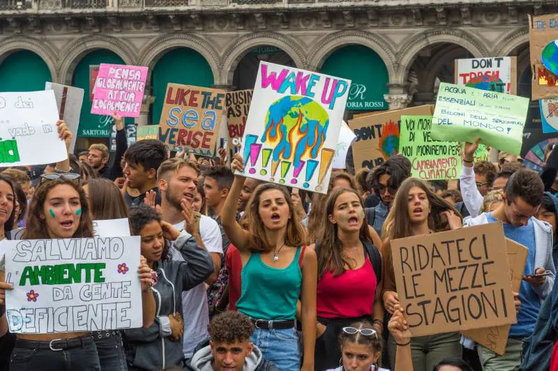 Clima, i soliti "gretini" in corteo tra slogan, propaganda e ipocrisia
