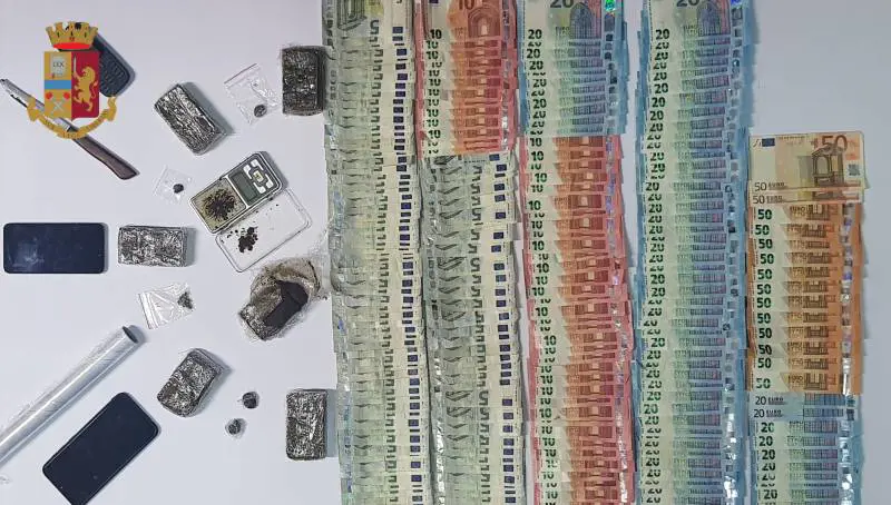 Ostia, sei panetti di hashish e tremila euro in contanti: in manette 23enne