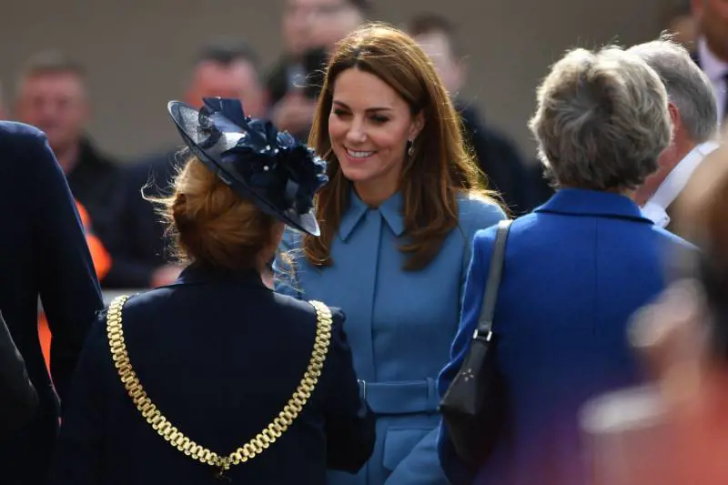 Riciclo, Kate batte Meghan 4 a 0 grazie al suo cappotto azzurro
