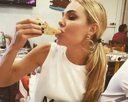 Ilary Blasi come la Ferragni, il web si scatena: "La pizza che si rigenera?"