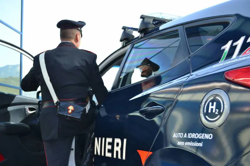 Asti, chiude la moglie in balcone e si barrica in casa col figlio di 6 anni