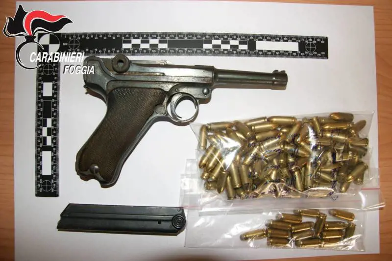 L'imprenditore agricolo con la pistola da guerra e l'hashish